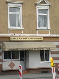 Nur wer sehr genau hinschaut, kann die letzten Spuren des damaligen Straßenbahnbetriebs noch erkennen.Wandrosetten sind noch erhalten an den Häusern Rat-Beil-Straße 3 und Kleiststr. 32, ansonsten sind nur noch einige Gewindebolzen stehen geblieben, an denen die Wandrosetten angeschraubt waren: Friedberger Landstraße 146, 148, 150, 214 und 224, Gellertstr. 1 sowie Kleiststr. 37. .