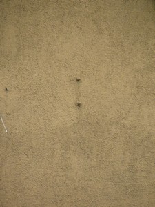 Nur wer sehr genau hinschaut, kann die letzten Spuren des damaligen Straßenbahnbetriebs noch erkennen.Wandrosetten sind noch erhalten an den Häusern Rat-Beil-Straße 3 und Kleiststr. 32, ansonsten sind nur noch einige Gewindebolzen stehen geblieben, an denen die Wandrosetten angeschraubt waren: Friedberger Landstraße 146, 148, 150, 214 und 224, Gellertstr. 1 sowie Kleiststr. 37. .