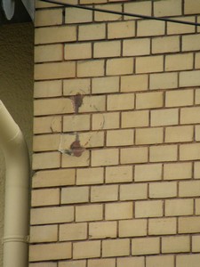 Nur wer sehr genau hinschaut, kann die letzten Spuren des damaligen Straßenbahnbetriebs noch erkennen.Wandrosetten sind noch erhalten an den Häusern Rat-Beil-Straße 3 und Kleiststr. 32, ansonsten sind nur noch einige Gewindebolzen stehen geblieben, an denen die Wandrosetten angeschraubt waren: Friedberger Landstraße 146, 148, 150, 214 und 224, Gellertstr. 1 sowie Kleiststr. 37. .