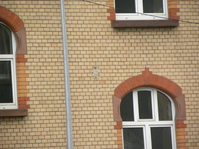 Nur wer sehr genau hinschaut, kann die letzten Spuren des damaligen Straßenbahnbetriebs noch erkennen.Wandrosetten sind noch erhalten an den Häusern Rat-Beil-Straße 3 und Kleiststr. 32, ansonsten sind nur noch einige Gewindebolzen stehen geblieben, an denen die Wandrosetten angeschraubt waren: Friedberger Landstraße 146, 148, 150, 214 und 224, Gellertstr. 1 sowie Kleiststr. 37. .