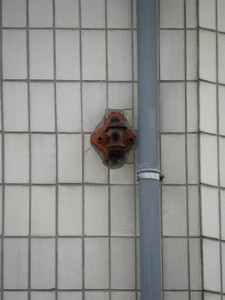 Nur wer sehr genau hinschaut, kann die letzten Spuren des damaligen Straßenbahnbetriebs noch erkennen.Wandrosetten sind noch erhalten an den Häusern Rat-Beil-Straße 3 und Kleiststr. 32, ansonsten sind nur noch einige Gewindebolzen stehen geblieben, an denen die Wandrosetten angeschraubt waren: Friedberger Landstraße 146, 148, 150, 214 und 224, Gellertstr. 1 sowie Kleiststr. 37. .