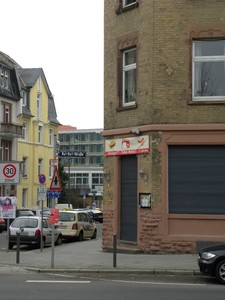Nur wer sehr genau hinschaut, kann die letzten Spuren des damaligen Straßenbahnbetriebs noch erkennen.Wandrosetten sind noch erhalten an den Häusern Rat-Beil-Straße 3 und Kleiststr. 32, ansonsten sind nur noch einige Gewindebolzen stehen geblieben, an denen die Wandrosetten angeschraubt waren: Friedberger Landstraße 146, 148, 150, 214 und 224, Gellertstr. 1 sowie Kleiststr. 37. .