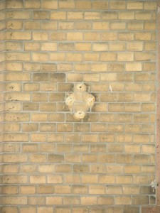 Nur wer sehr genau hinschaut, kann die letzten Spuren des damaligen Straßenbahnbetriebs noch erkennen.Wandrosetten sind noch erhalten an den Häusern Rat-Beil-Straße 3 und Kleiststr. 32, ansonsten sind nur noch einige Gewindebolzen stehen geblieben, an denen die Wandrosetten angeschraubt waren: Friedberger Landstraße 146, 148, 150, 214 und 224, Gellertstr. 1 sowie Kleiststr. 37. .