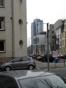 Wandrosetten angeschraubt waren: Friedberger Landstraße 146, 148, 150, 214 und 224, Gellertstr. 1 sowie Kleiststr. 37. .