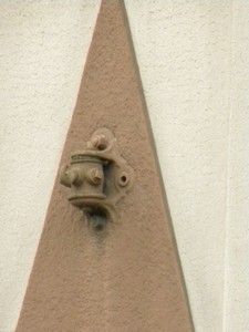 Nur wer sehr genau hinschaut, kann die letzten Spuren des damaligen Straßenbahnbetriebs noch erkennen.Wandrosetten sind noch erhalten an den Häusern Rat-Beil-Straße 3 und Kleiststr. 32, ansonsten sind nur noch einige Gewindebolzen stehen geblieben, an denen die Wandrosetten angeschraubt waren: Friedberger Landstraße 146, 148, 150, 214 und 224, Gellertstr. 1 sowie Kleiststr. 37. .