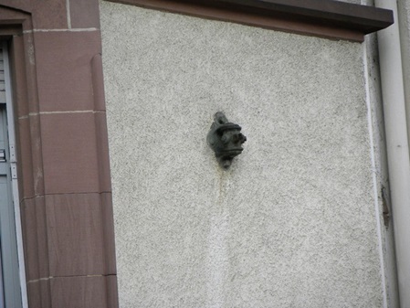 Heute erinnern noch die Wandrosetten an den Häusern Alt Rödelheim 7-9, 13, 19 und 38, Burgfriedenstraße 1, Radilostraße 1, 4, 13, 26, 29, 37, Alexanderstraße 11 sowie ein paar abgeschnittene Bolzen an den Häusern Alt Rödelheim 5, 23 und 25, Radilostraße 32 und Alexanderstraße 28 an den Straßenbahnbetrieb in Rödelheim.