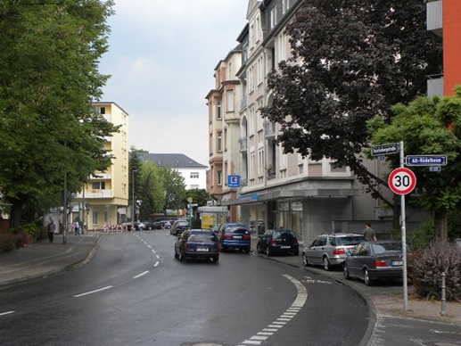 Die Fotos zeigen die heutige Situation in Alt Rödelheim / Reichsburgstraße