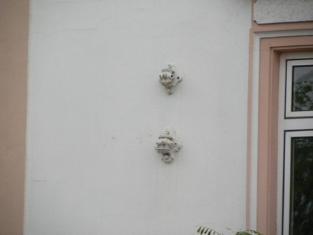 Heute erinnern noch die Wandrosetten an den Häusern Alt Rödelheim 7-9, 13, 19 und 38, Burgfriedenstraße 1, Radilostraße 1, 4, 13, 26, 29, 37, Alexanderstraße 11 sowie ein paar abgeschnittene Bolzen an den Häusern Alt Rödelheim 5, 23 und 25, Radilostraße 32 und Alexanderstraße 28 an den Straßenbahnbetrieb in Rödelheim.