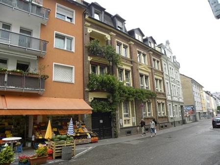 Die Fotos zeigen die heutige Situation in Alt Rödelheim / Reichsburgstraße