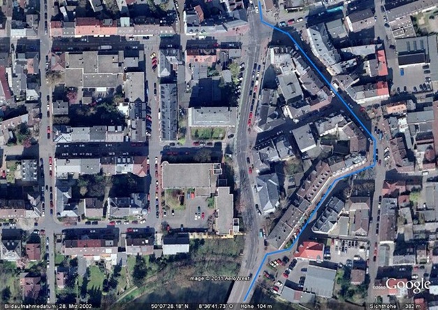 Zum Vergleich wie es nach dem Durchbruch heute aussieht. Die blaue Linie zeigt den Verlauf der Strecke durch “Alt Rödelheim”