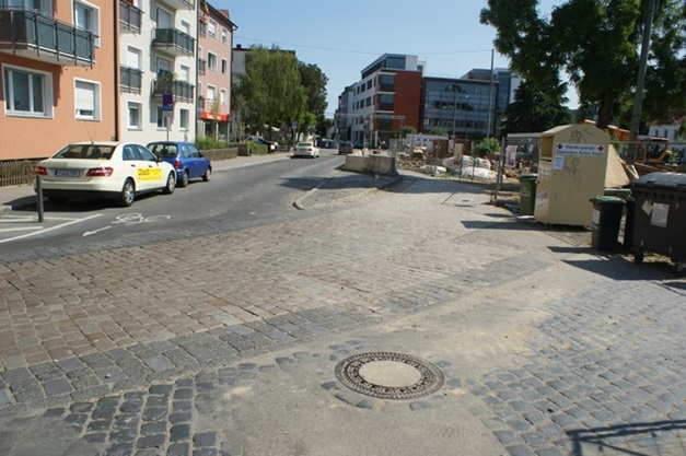 Seit dem Abschluß der Bauarbeiten der Umgestaltung des Bahnhofsvorplatzes in Rödelheim sind auch die letzten Spuren der Straßenbahn im Pflaster Rödelheims verschwunden