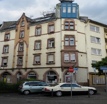 Heute erinnern noch die Wandrosetten an den Häusern Alt Rödelheim 7-9, 13, 19 und 38, Burgfriedenstraße 1, Radilostraße 1, 4, 13, 26, 29, 37, Alexanderstraße 11 sowie ein paar abgeschnittene Bolzen an den Häusern Alt Rödelheim 5, 23 und 25, Radilostraße 32 und Alexanderstraße 28 an den Straßenbahnbetrieb in Rödelheim.