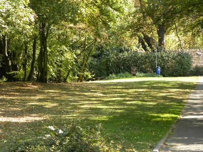 Die ehmalige Endstelle "Röderbergweg" links.