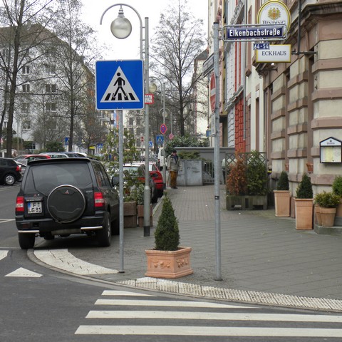 Bornhheimer Ldstr. Blick Richtung Osten mit Vorgärten