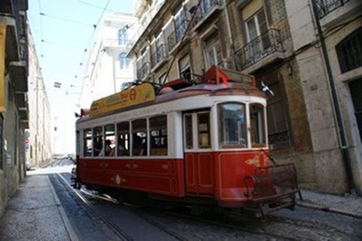 Zu Berg über die Gleisverschlingung