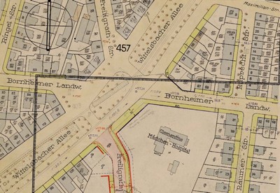 Der Ausschnitt aus dem Fluchtlinienplan Nr. F-1424 vom 12.6.1937 und das Luftbild aus dem Jahr 1956 zeigen die Situation nach Fortführung der Strecke im Grünstreifen Richtung Inheidener Straße.