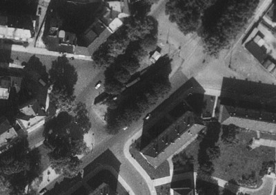 Der Ausschnitt aus dem Fluchtlinienplan Nr. F-1424 vom 12.6.1937 und das Luftbild aus dem Jahr 1956 zeigen die Situation nach Fortführung der Strecke im Grünstreifen Richtung Inheidener Straße.