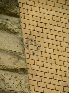 Wandrosetten an den Häusern Wittelsbacher Allee 34, 46, 50, 64, 55, 67 und 107 sowie einige rostige Bolzen daran