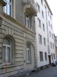 Wandrosetten an den Häusern Wittelsbacher Allee 34, 46, 50, 64, 55, 67 und 107 sowie einige rostige Bolzen daran