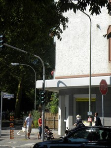 Wandrosetten an den Häusern Wittelsbacher Allee 34, 46, 50, 64, 55, 67 und 107 sowie einige rostige Bolzen daran