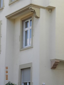 Heute erinnern nur noch einige wenige Wandrosetten an den Häusern Wittelsbacher Allee 34, 46, 50, 64, 55, 67 und 107 sowie einige rostige Bolzen daran, dass die Tragseile der Oberleitung an den seitlich liegenden Häusern befestigt waren.