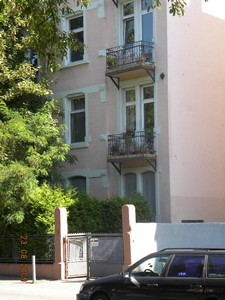 Heute erinnern nur noch einige wenige Wandrosetten an den Häusern Wittelsbacher Allee 34, 46, 50, 64, 55, 67 und 107 sowie einige rostige Bolzen daran, dass die Tragseile der Oberleitung an den seitlich liegenden Häusern befestigt waren.