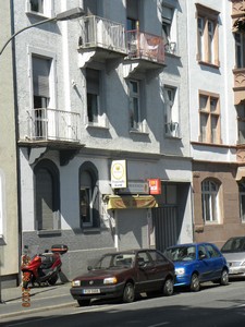 Heute erinnern nur noch einige wenige Wandrosetten an den Häusern Wittelsbacher Allee 34, 46, 50, 64, 55, 67 und 107 sowie einige rostige Bolzen daran, dass die Tragseile der Oberleitung an den seitlich liegenden Häusern befestigt waren.